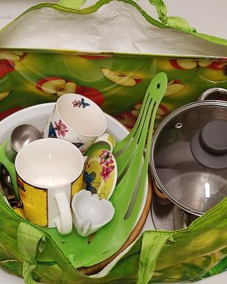 Borsone con oggetti vari utili per la cucina