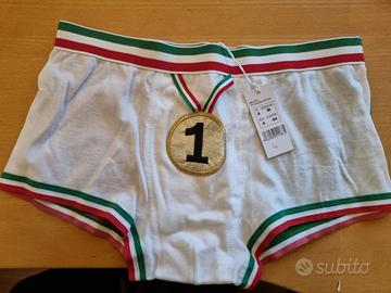 Boxer uomo con medaglia e bandiera italiana
