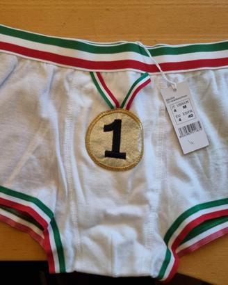 Boxer uomo con medaglia e bandiera italiana