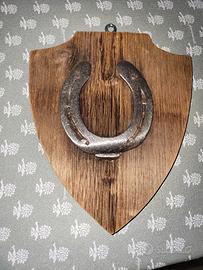 scudetto di legno con ferro di cavallo