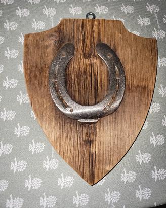 scudetto di legno con ferro di cavallo