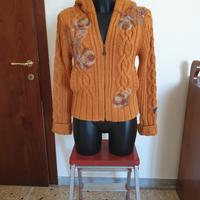 Maglione con tasche e cappuccio 