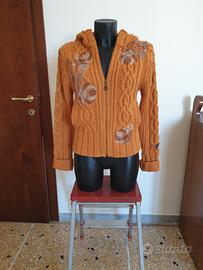 Maglione con tasche e cappuccio 
