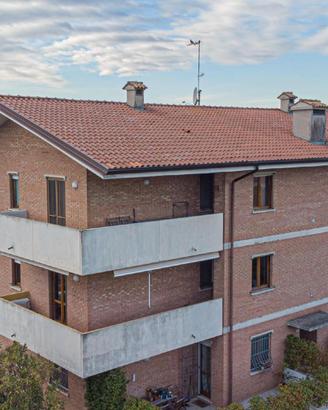 LUMINOSO TRICAMERE ALL'ULTIMO PIANO CON GARAGE:...