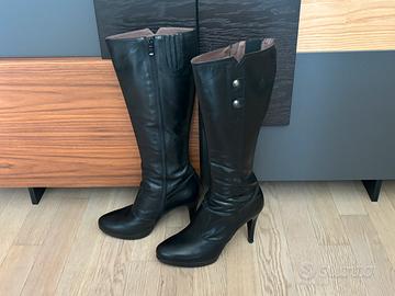 Stivale nero TG 40 con tacco e plateau