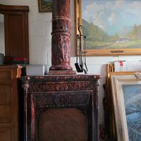 Stufa d’epoca con canna fumaria stile liberty