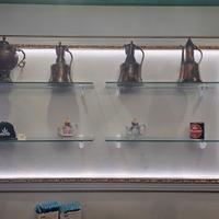 Cornici in legno con led e mensole per negozio bar