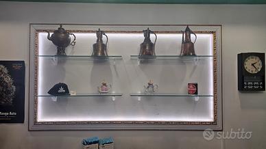 Cornici in legno con led e mensole per negozio bar