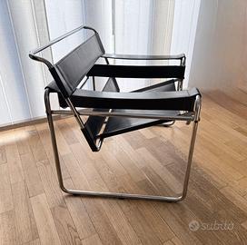 Poltrona Wassily in cuoio nero Marcel Breuer
