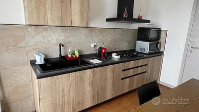 CUCINA QUASI NUOVA CON TAVOLO