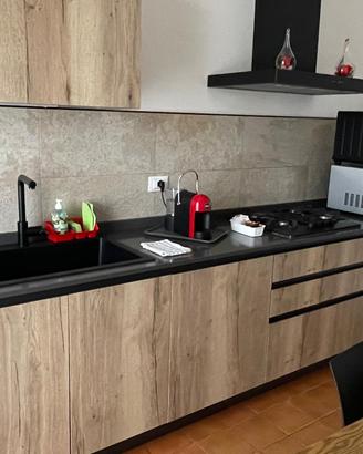 CUCINA QUASI NUOVA CON TAVOLO