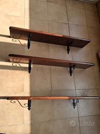 N° tre mensole in legno massello con staffe