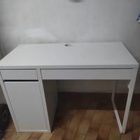 Scrivania per cambio casa. 