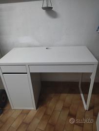 Scrivania per cambio casa. 
