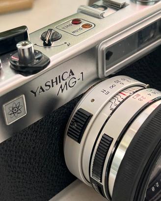 Yashica MG-1 analogica con tracolla e custodia