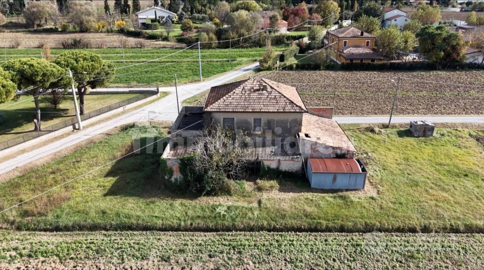Colonica con mq.26.000 di terreno - Vista 2