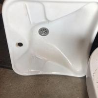 Lavandino sospeso in ceramica per disabili