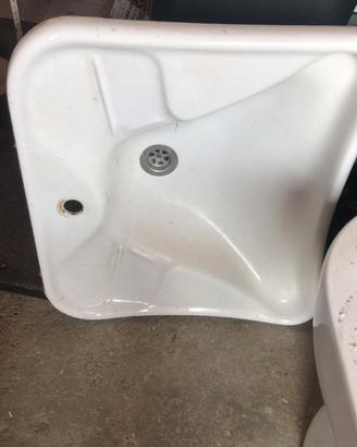 Lavandino sospeso in ceramica per disabili