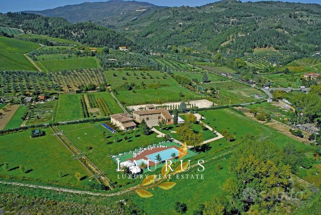 Rustico / Casale di 1000 m² con più di 5 locali a - Vista 3