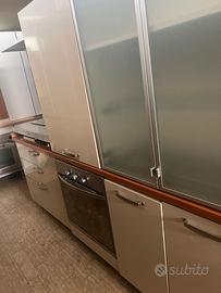 Cucina Bianca con top marrone con elettrodomestici