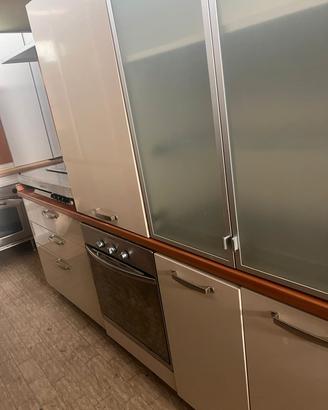 Cucina Bianca con top marrone con elettrodomestici