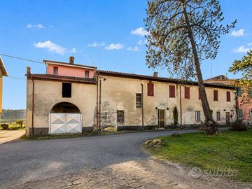 Rustico / Casale di 400 m² con più di 5 locali e b