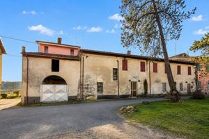 Rustico / Casale di 400 m² con più di 5 locali e b