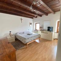 Camera matrimoniale in legno bianco 