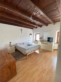 Camera matrimoniale in legno bianco 