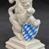 Leone araldico in ceramica Nymphenburg