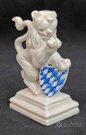 Leone araldico in ceramica Nymphenburg