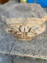 CAPITELLO PIETRA FINEMENTE SCOLPITO