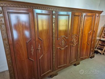 Armadio in legno a più ante