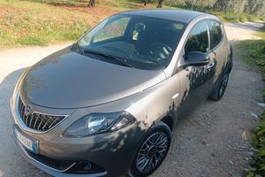 Lancia ypsilon gold plus hybrid 