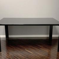 Tavolo Design Minimal in Ferro Nero e Vetro Scuro