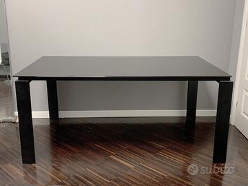 Tavolo Design Minimal in Ferro Nero e Vetro Scuro