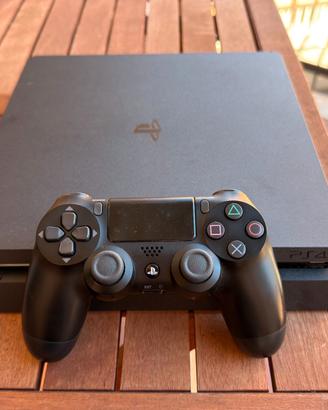 PS4 Slim 500GB Come Nuova + 2 Controller