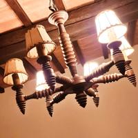 Lampadario antico in legno