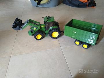 Trattore giocatto Jon deere ( marca Bruder)