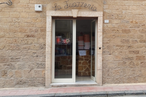 Locale Commerciale Pizzeria d'asporto + Magazzino