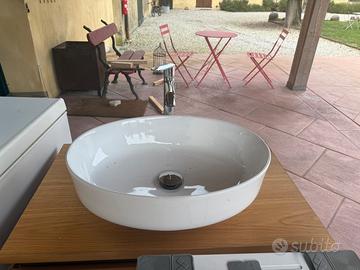 Lavabo appoggio e rubinetto