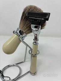 Set da barba con rasoio, pennello e supporto