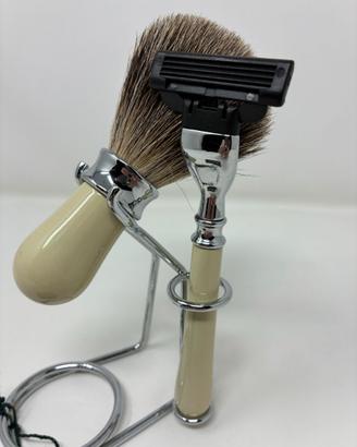 Set da barba con rasoio, pennello e supporto