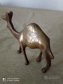 Antica statua in ottone a forma di cammello