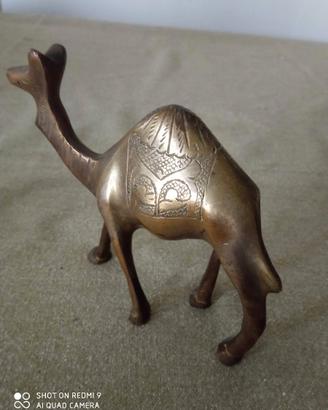 Antica statua in ottone a forma di cammello