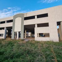 In zona servitissima capannone frazionabile da rif