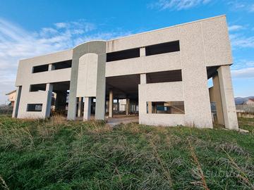 In zona servitissima capannone frazionabile da rif