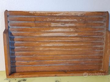 vecchio lavatoio in legno 