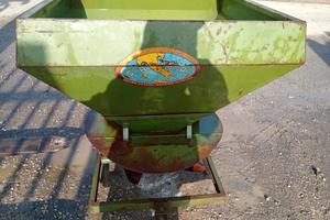 Trattore spandi concime 350 kili tre punti marca s