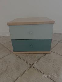 comodino in legno chiaro, con due cassetti